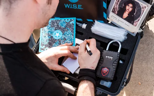 ActionPack zum Outdoor-Exitgame Operation Mindfall in Oberkirch: Koffer mit Agentenakte, Zahlenschloss und Ausrüstung