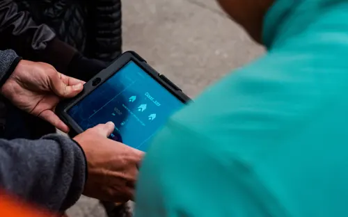 Team betrachtet auf dem Tablet die Auswertung nach einem Exitgame in Oberkirch