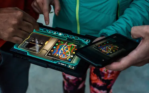 Rätsel auf dem iPad beim Outdoor-Exitgame in Oberkirch, daneben ein Smartphone mit der Lösung