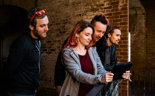 Gruppe löst gemeinsam eine Aufgabe auf dem Tablet beim JGA-Exitgame Bachelorette Royale in Oberkirch
